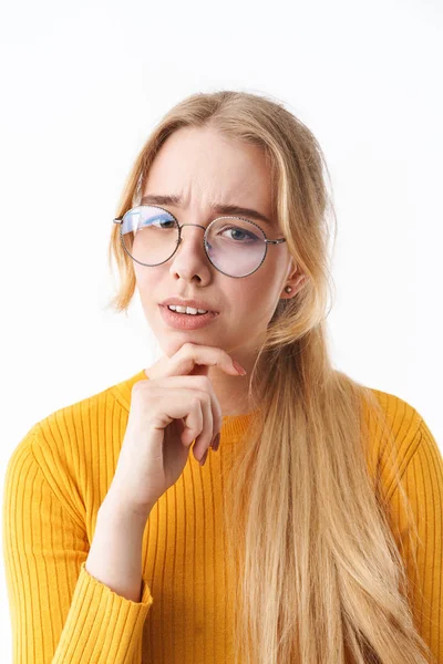 Ελκυστική νεαρή ξανθιά γυναίκα φορώντας πουλόβερ — Φωτογραφία Αρχείου
