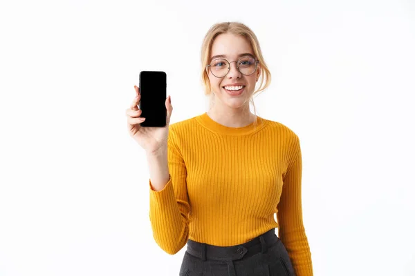 Aantrekkelijke jonge blonde vrouw draagt trui — Stockfoto