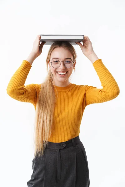 Attraente giovane donna bionda che indossa maglione — Foto Stock