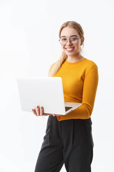 Attraktive junge blonde Frau im Pullover — Stockfoto