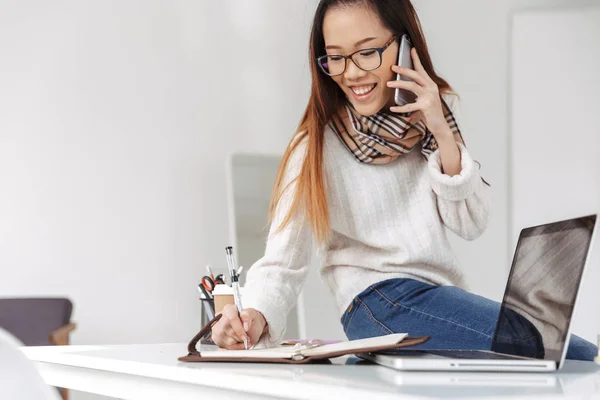 행복 한 아시아 비즈니스 여자 안경에 의해 이야기 스마트폰 — 스톡 사진