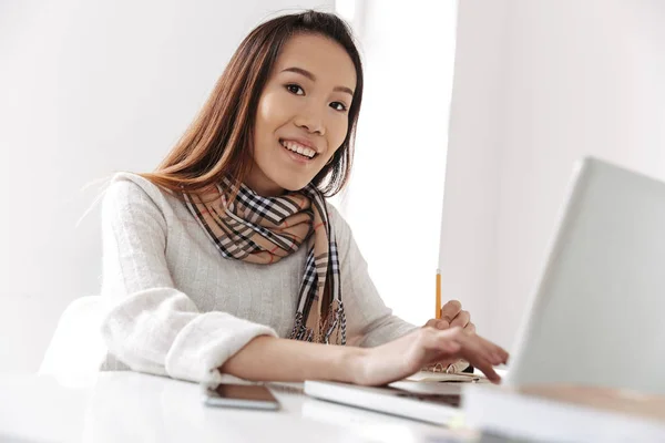 노트북 컴퓨터에 뭔가를 입력 하는 아시아 비즈니스 여자를 웃는 — 스톡 사진