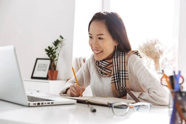 Feliz asiático mujer de negocios utilizando ordenador portátil y disfruta —  Fotos de Stock