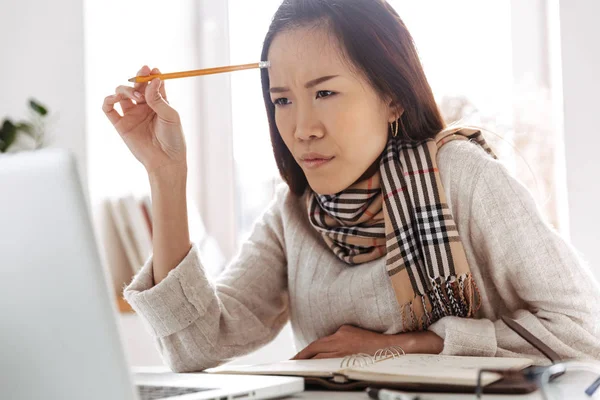 Kalme pennende Aziatische zakenvrouw met behulp van laptop computer — Stockfoto