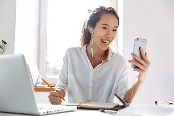 Feliz asiático negocios mujer en auriculares hablando por videocall —  Fotos de Stock