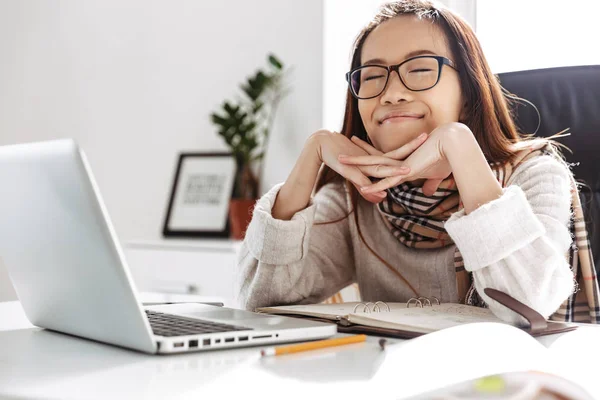 Alegre asiático negocios mujer teniendo resto con cerrado ojos —  Fotos de Stock