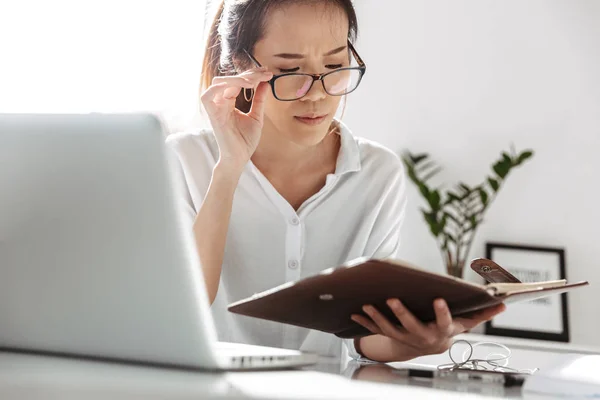 Calma asiatico affari donna in occhiali da vista lettura qualcosa — Foto Stock