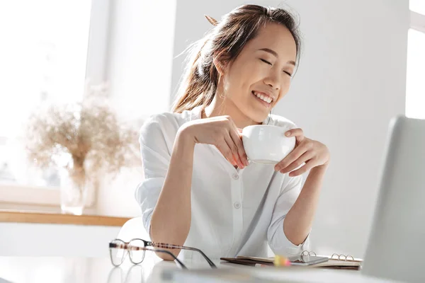 Sonriendo asiático negocios mujer bebiendo café y disfruta — Foto de Stock