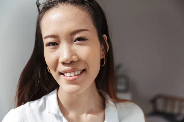 Glimlachende Aziatische zakelijke vrouw te kijken naar de camera — Stockfoto