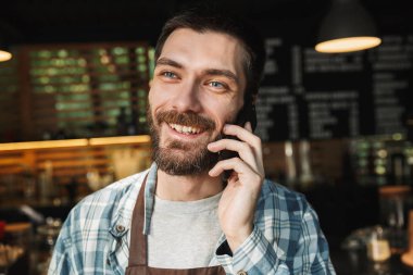 Sokak CA Cellphone konuşurken neşeli barista adam portresi