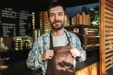 Sokak kafe veya kahve çalışan Avrupa barista adam portresi