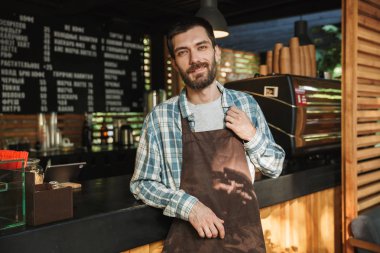 Sokak kafe veya coffeeho çalışan mutlu barista adam portresi