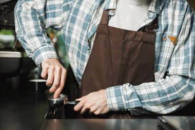 CAF çalışırken Avrupa barista adam kahve yapma görüntü