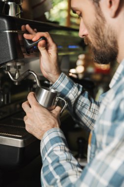 Kafede çalışırken odaklı barista adam kahve yapma görüntü