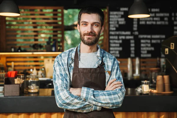 Beyaz barista adamın portresi ile ayakta silah kesişme 
