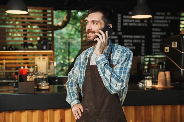 Retrato de profissional barista cara falando no celular em str — Fotografia de Stock