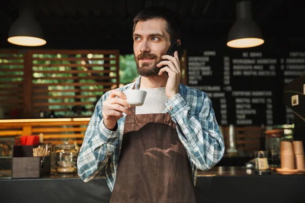 Retrato de cara barista bonito falando no celular na rua — Fotografia de Stock