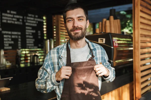 Retrato do barista europeu que trabalha no café de rua ou no café — Fotografia de Stock