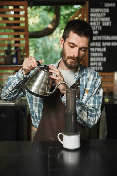 Retrato del barista europeo haciendo café mientras trabajaba en —  Fotos de Stock