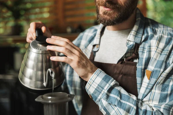 Portret młodego barmana, który robi kawę podczas pracy w str — Zdjęcie stockowe