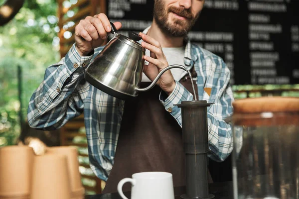 Retrato del hombre barista feliz haciendo café mientras trabaja en str —  Fotos de Stock