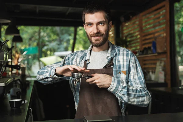 Retrato de hombre barista atractivo haciendo café mientras trabajaba i —  Fotos de Stock