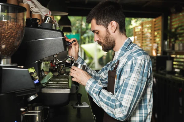 Imagen del hombre barista profesional haciendo café mientras trabaja en —  Fotos de Stock