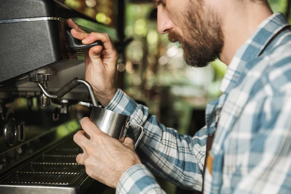 Imagen del barbudo barbudo haciendo café mientras trabajaba en la cafetería —  Fotos de Stock