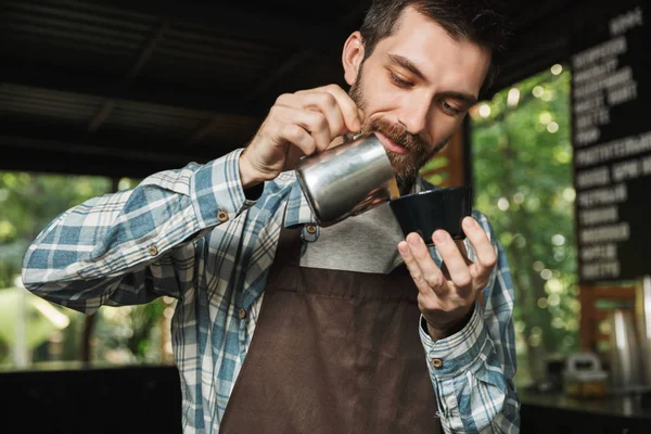 Imagen del hombre barista guapo haciendo café mientras trabajaba en caf —  Fotos de Stock