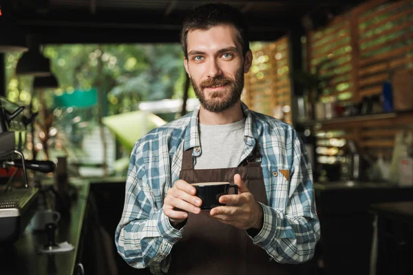 Imagem de tipo barista homem fazendo café enquanto trabalhava no café ou — Fotografia de Stock