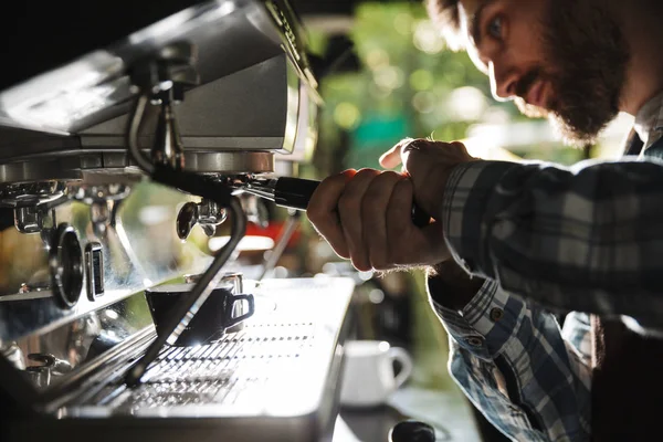 Imagen de primer plano del barista europeo haciendo café mientras trabaja —  Fotos de Stock