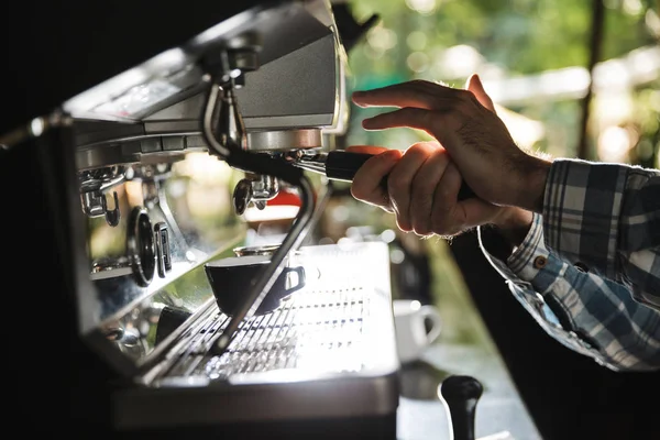 전문 바리 스타 남자의 이미지 근접 촬영 커피를 만드는 동안 wo — 스톡 사진