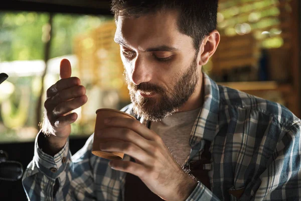 Bild av koncentrerad Barista man gör kaffe medan du arbetar i — Stockfoto