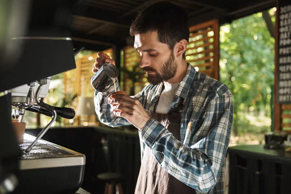 Bild des europäischen Tragens Schürze Kaffee kochen während der Arbeit in c — Stockfoto