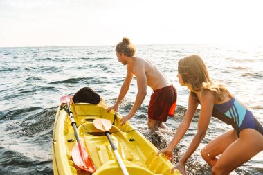 Birlikte denizde kayak çekici çift