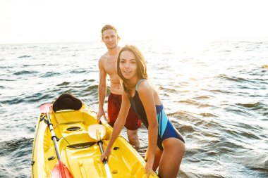 Birlikte denizde kayak çekici çift