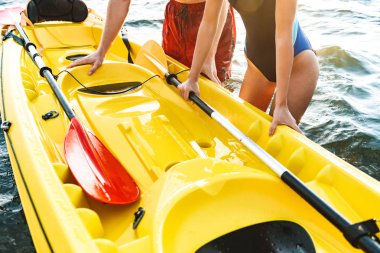 Birlikte denizde kayak çekici çift