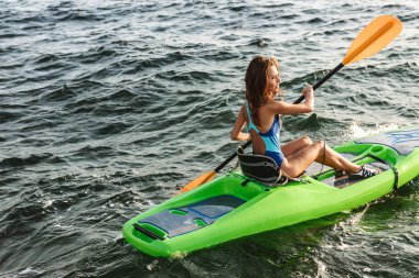 Okyanusta bir kayık sağlıklı uygun kız