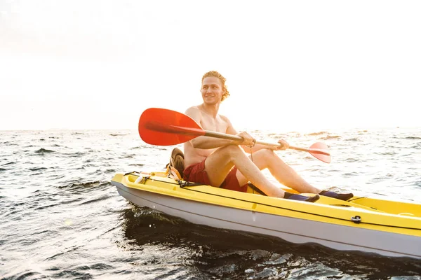 Hombre sano en forma en un kayak — Foto de Stock