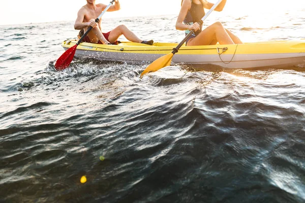 Sportowy atrakcyjny para kajak — Zdjęcie stockowe