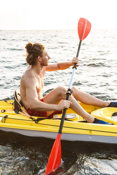 Hombre sano en forma en un kayak — Foto de Stock