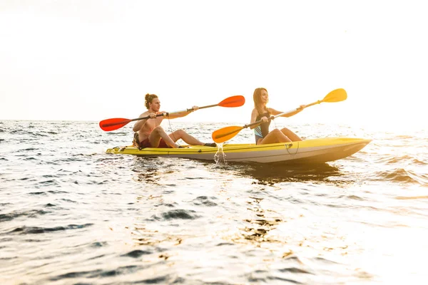 Sporty attractive couple kayaking — Stock Photo, Image