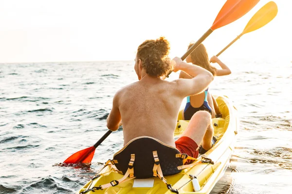Couple attrayant et sportif kayak — Photo