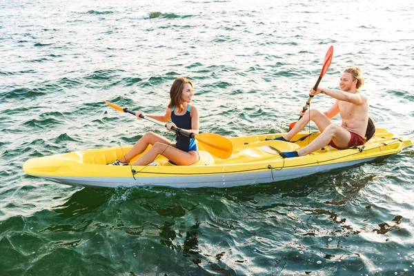 Couple attrayant et sportif kayak — Photo