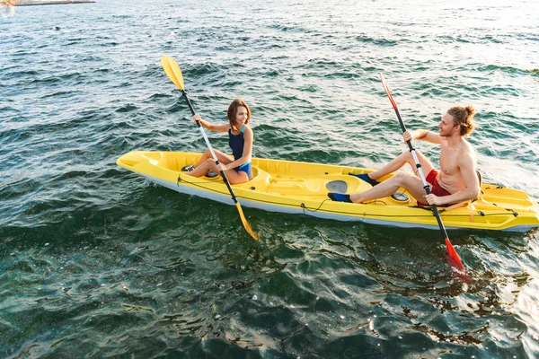 Sporty young couple kaying together — Stock Photo, Image