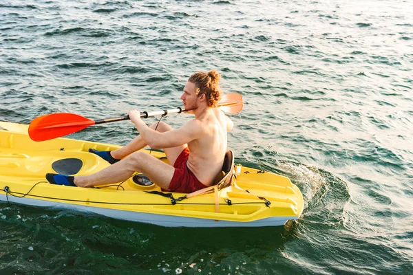 Homme fort en bonne santé kayak — Photo