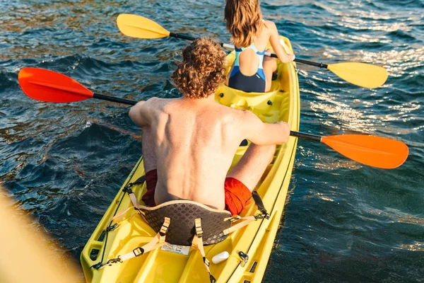 Sportigt attraktivt par kajakpaddling — Stockfoto