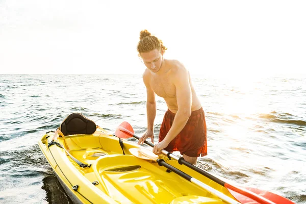 Homme fort en bonne santé kayak — Photo