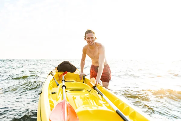 Healthy strong man kayaking — Stock Photo, Image