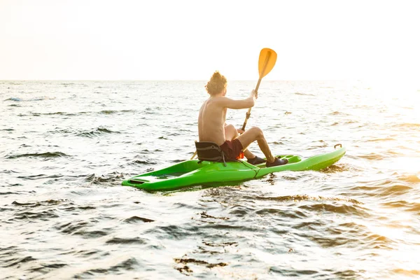 Healthy strong man kayaking — Stock Photo, Image